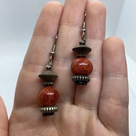 💛 Vintage Red Wood Bead Costume Earrings - Picture 2 of 3
